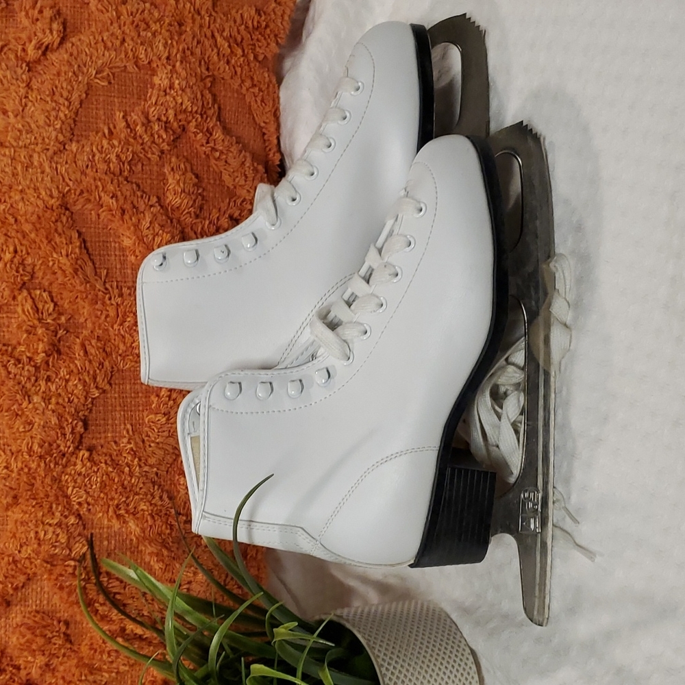 CCM Gold Medal Womens Ice Figure Skates & Sharpener